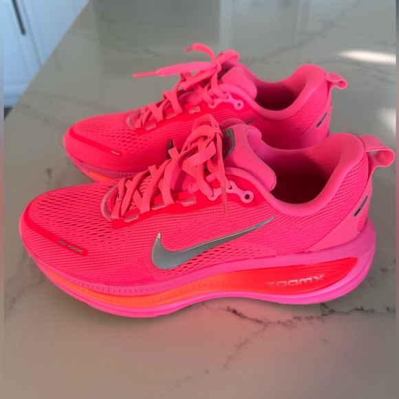 NEW Nike Vomero 18 Digital Pink Metallic Silver HM6804 602 Women's Size 8 - Picture 1 of 6